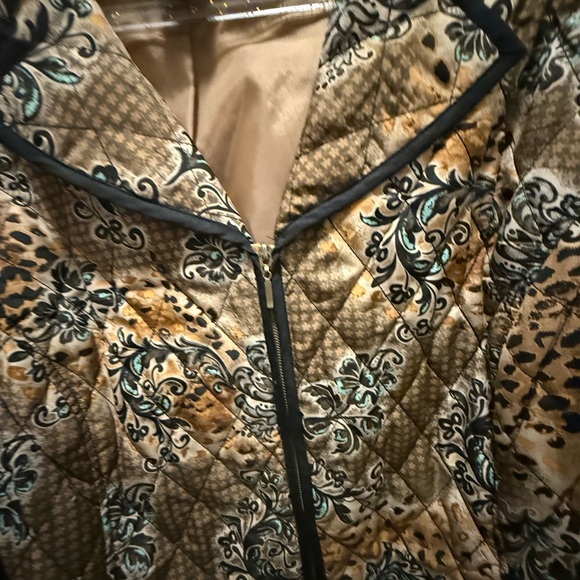 R.Q.T Vintage Woman’s Tan and Black Puffer Jacket with Relaxed Silhouette Sz 2X - Picture 4 of 5